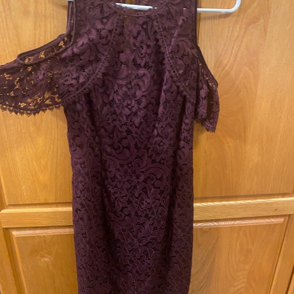 WHBM Cold-Shoulder Lace Sheath Dress Size 2,Plum color Like New! - Picture 4 of 6